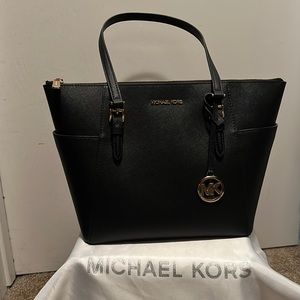 Michael Kors purse. Just used 3 times.